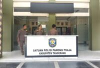 Sejumlah petugas Satpol PP kedapatan mengabaikan aturan Pemkab Tangerang dengan santai merokok di area terlarang saat jam kerja (foto.istimewa)