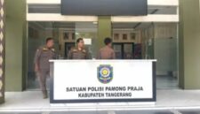 Sejumlah petugas Satpol PP kedapatan mengabaikan aturan Pemkab Tangerang dengan santai merokok di area terlarang saat jam kerja (foto.istimewa)