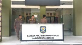 Sejumlah petugas Satpol PP kedapatan mengabaikan aturan Pemkab Tangerang dengan santai merokok di area terlarang saat jam kerja (foto.istimewa)