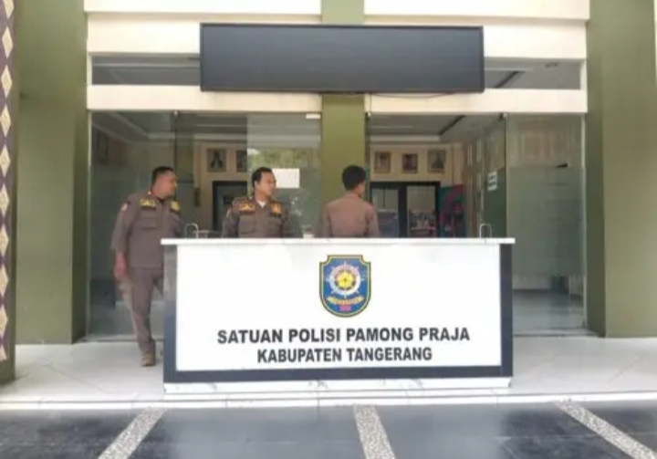 Sejumlah petugas Satpol PP kedapatan mengabaikan aturan Pemkab Tangerang dengan santai merokok di area terlarang saat jam kerja (foto.istimewa)