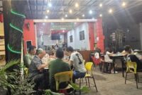 Mie Aceh Vona Seafood tetap menjadi salah satu tujuan favorit para pencinta makanan khas Nusantara. Berlokasi di Jalan Peta Barat, Citra 7, Kalideres, Jakarta Barat, usaha kuliner ini telah berdiri sejak 2002 dan terus mempertahankan cita rasa autentik yang menjadi ciri khasnya.