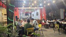 Mie Aceh Vona Seafood tetap menjadi salah satu tujuan favorit para pencinta makanan khas Nusantara. Berlokasi di Jalan Peta Barat, Citra 7, Kalideres, Jakarta Barat, usaha kuliner ini telah berdiri sejak 2002 dan terus mempertahankan cita rasa autentik yang menjadi ciri khasnya.