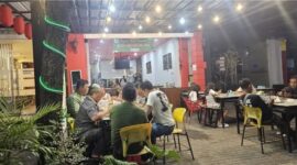 Mie Aceh Vona Seafood tetap menjadi salah satu tujuan favorit para pencinta makanan khas Nusantara. Berlokasi di Jalan Peta Barat, Citra 7, Kalideres, Jakarta Barat, usaha kuliner ini telah berdiri sejak 2002 dan terus mempertahankan cita rasa autentik yang menjadi ciri khasnya.