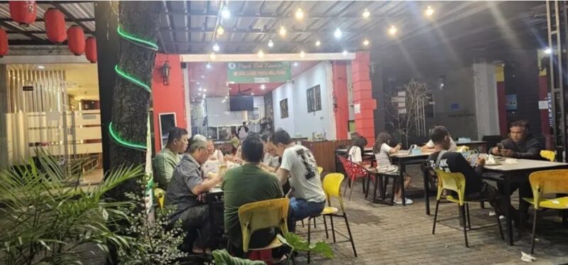 Mie Aceh Vona Seafood tetap menjadi salah satu tujuan favorit para pencinta makanan khas Nusantara. Berlokasi di Jalan Peta Barat, Citra 7, Kalideres, Jakarta Barat, usaha kuliner ini telah berdiri sejak 2002 dan terus mempertahankan cita rasa autentik yang menjadi ciri khasnya.