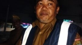 Kepala dinas lingkungan kabupaten Tangerang hidup Ujat Sudrajat saat meninjau kegiatan pembersihan sampah kali dadap (Foto.Kbr)