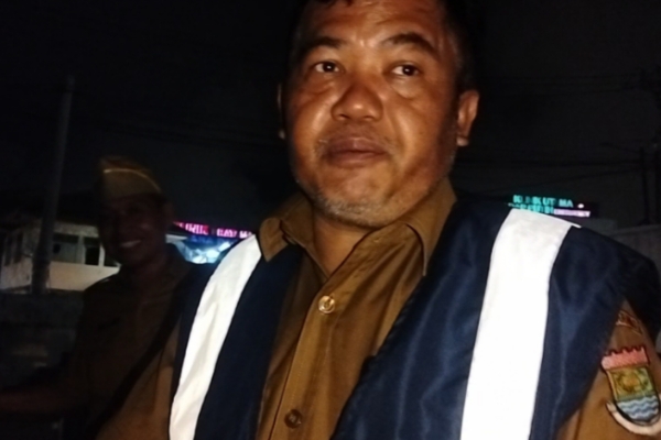 Kepala dinas lingkungan kabupaten Tangerang hidup Ujat Sudrajat saat meninjau kegiatan pembersihan sampah kali dadap (Foto.Kbr)