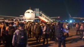 Bantuan Logistik Korban Banjir Sumatera Barat Dikirim via Pesawat Batik Air dari Cengkareng