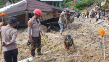 proses penggalian dan evakuasi di titik-titik yang telah ditemukan oleh anjing K-9