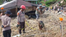 proses penggalian dan evakuasi di titik-titik yang telah ditemukan oleh anjing K-9