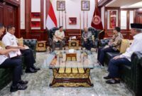 Ketua Umum PWI Pusat Akhmad Munir dengan Menteri Pertahanan Sjafrie Sjamsoeddin