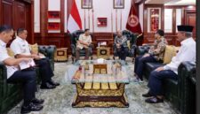 Ketua Umum PWI Pusat Akhmad Munir dengan Menteri Pertahanan Sjafrie Sjamsoeddin