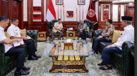 Ketua Umum PWI Pusat Akhmad Munir dengan Menteri Pertahanan Sjafrie Sjamsoeddin