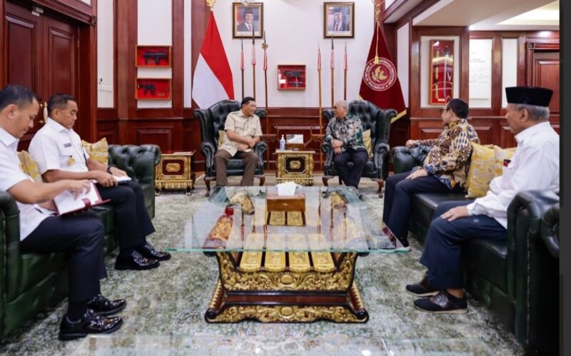 Ketua Umum PWI Pusat Akhmad Munir dengan Menteri Pertahanan Sjafrie Sjamsoeddin