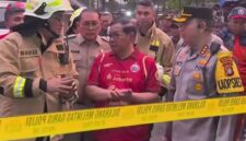 Gubernur DKI Jakarta Pramono Anung saat meninjau kebakaran Terra Drone Jakarta Pusat (Foto.Istw)