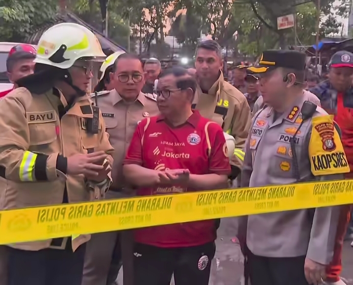 Gubernur DKI Jakarta Pramono Anung saat meninjau kebakaran Terra Drone Jakarta Pusat (Foto.Istw)