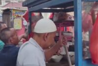 Tangkapan layar vidoe viral penjual mie babi gerobakan di Bandung 