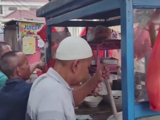 Tangkapan layar vidoe viral penjual mie babi gerobakan di Bandung 