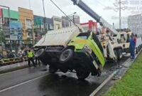 Truk boks terguling di flyover Rawa Buaya Cengkareng berhasil di evakuasi Sudinhub Jakarta Barat 