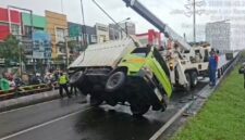 Truk boks terguling di flyover Rawa Buaya Cengkareng berhasil di evakuasi Sudinhub Jakarta Barat