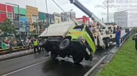 Truk boks terguling di flyover Rawa Buaya Cengkareng berhasil di evakuasi Sudinhub Jakarta Barat 
