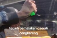 Foto tangkapan layar tiktok aksi pemalakan sopir Travel di Jalan Ringroad kayu besar Cengkareng Jakarta Barat 