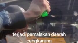 Foto tangkapan layar tiktok aksi pemalakan sopir Travel di Jalan Ringroad kayu besar Cengkareng Jakarta Barat 