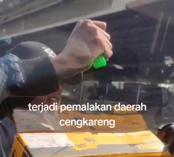 Foto tangkapan layar tiktok aksi pemalakan sopir Travel di Jalan Ringroad kayu besar Cengkareng Jakarta Barat 
