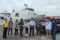 Pendiri Elpala SMA 68 Jakarta, Dar Edi Yoga, turut hadir dan mendampingi langsung proses penyerahan bantuan.