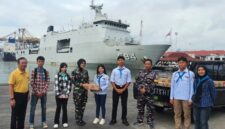 Pendiri Elpala SMA 68 Jakarta, Dar Edi Yoga, turut hadir dan mendampingi langsung proses penyerahan bantuan.