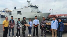 Pendiri Elpala SMA 68 Jakarta, Dar Edi Yoga, turut hadir dan mendampingi langsung proses penyerahan bantuan.