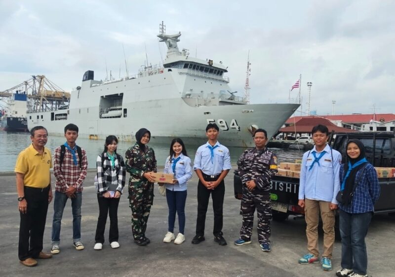 Pendiri Elpala SMA 68 Jakarta, Dar Edi Yoga, turut hadir dan mendampingi langsung proses penyerahan bantuan.