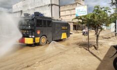 Polri Semprot Jalan Lintas Aceh Selatan untuk Kurangi Debu Pasca Banjir