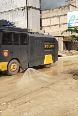 Polri Semprot Jalan Lintas Aceh Selatan untuk Kurangi Debu Pasca Banjir