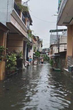 Diguyur Hujan Deras Ratusan Rumah Warga di Kapuk Terendam Banjir