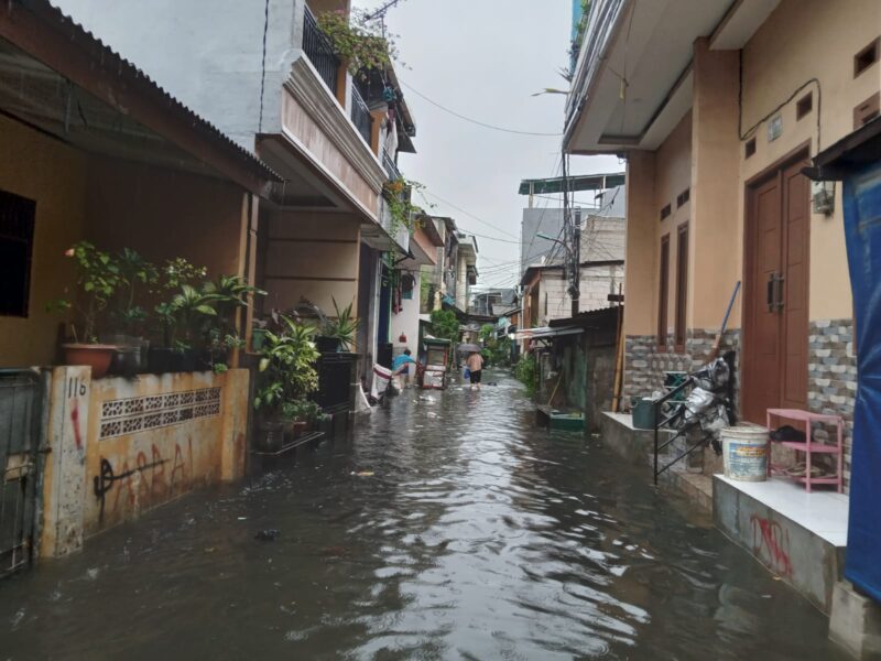 Ratusan rumah warga di RT 18 RW 12, Kelurahan Kapuk, Kecamatan Cengkareng, Jakarta Barat, terendam banjir