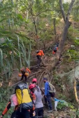 Hari Ke 2 Pencarian Korban, Tim SAR Polri Temukan Puing Pesawat ATR 42-500 di Gunung Saraung