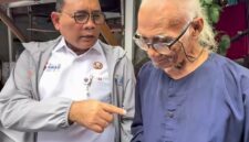 Wali Kota Jakarta Pusat Arifin Kunjungi Kediaman Diding Boneng Usai Rumahnya Ambruk
