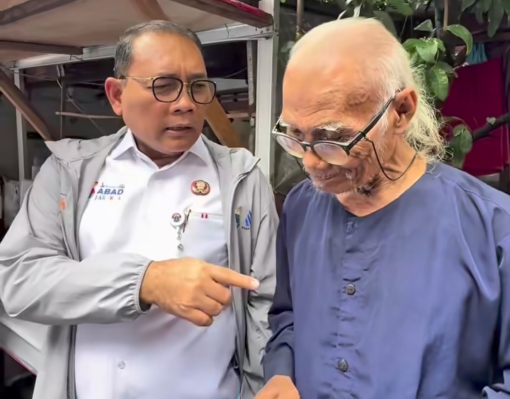 Wali Kota Jakarta Pusat Arifin Kunjungi Kediaman Diding Boneng Usai Rumahnya Ambruk
