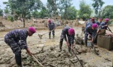 Yonif 8 Marinir Bersihkan Sekolah dan Salurkan Bantuan Usai Banjir Bandang di Aceh Tamiang