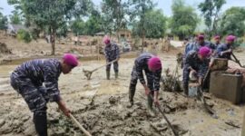 Batalyon Infanteri 8 Marinir yang tergabung dalam Satuan Tugas Penanggulangan Bencana Alam terus melaksanakan kegiatan penyaluran bantuan logistik serta pembersihan fasilitas sekolah di Kabupaten Aceh Tamiang (Foto:Istw)