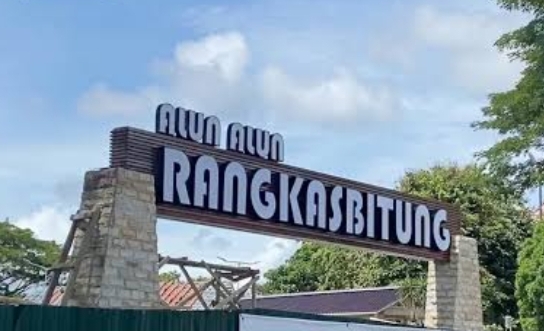 Revitalisasi Alun-alun Rangkasbitung Telan Anggaran 4,9 Miliar, Warga Soroti Banyaknya Kerusakan Jalan  yang Semakin Memprihatinkan di Daerah Lebak  (Foto.Istw)