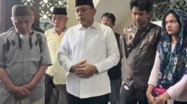 Wali Kota Jakarta Pusat Arifin Takziah ke Rumah Duka Wartawan Irvan
