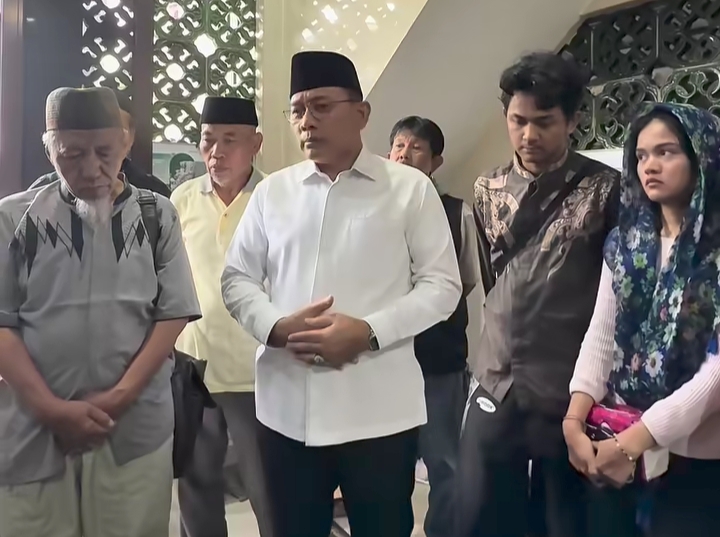 Wali Kota Jakarta Pusat Arifin Takziah ke Rumah Duka Wartawan Irvan