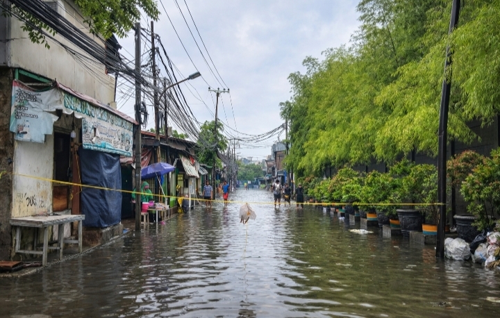 Jalan Pos Polisi Kapuk Tergenang Air