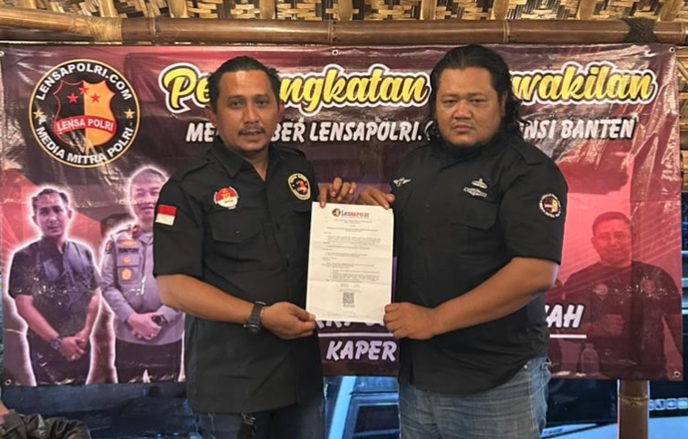 Penyerahan SK Pengangkatan Deryy Darmansyah (Dok.Lensapolri)