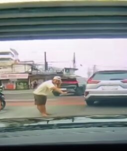 Viral Pak Ogah Kuasai Rekayasa Lalu Lintas di Simpang Pesing Jakbar, Barrier Dishub Dibuka Paksa