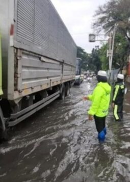 Diguyur Hujan Sejak Pagi, Jalan Daan Mogot Tergenang hingga 15 Cm, Lalu Lintas Padat