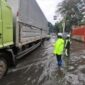 Petugas kepolisian tampak berada di lokasi untuk mengatur arus lalu lintas di titik genangan guna memastikan kelancaran kendaraan. (Dok.TMC Polda Metro Jaya)