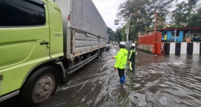 Petugas kepolisian tampak berada di lokasi untuk mengatur arus lalu lintas di titik genangan guna memastikan kelancaran kendaraan. (Dok.TMC Polda Metro Jaya)