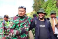 Foto: Zam Zam Mubarak bersama Letnan Jenderal Kunto Arief, Panglima Komando Gabungan Wilayah Pertahanan I, ketika memberikan dukungan operasi pasca bencana  kepada TNI saat perbaikan akses Vital Jalan KKA (Bener Meriah - Lhokseumawe)